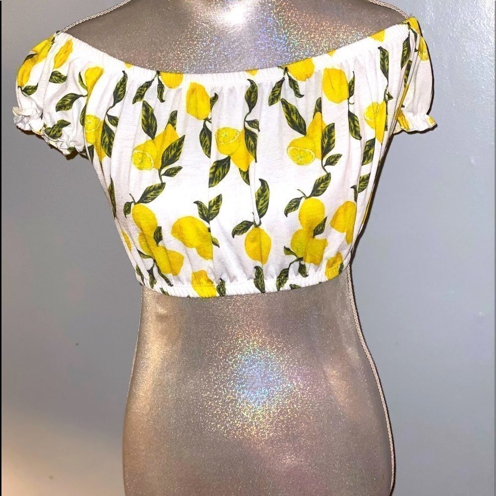 🍋🍋 Super Cute off the Shoulder Lemon Crop Top 🍋🍋